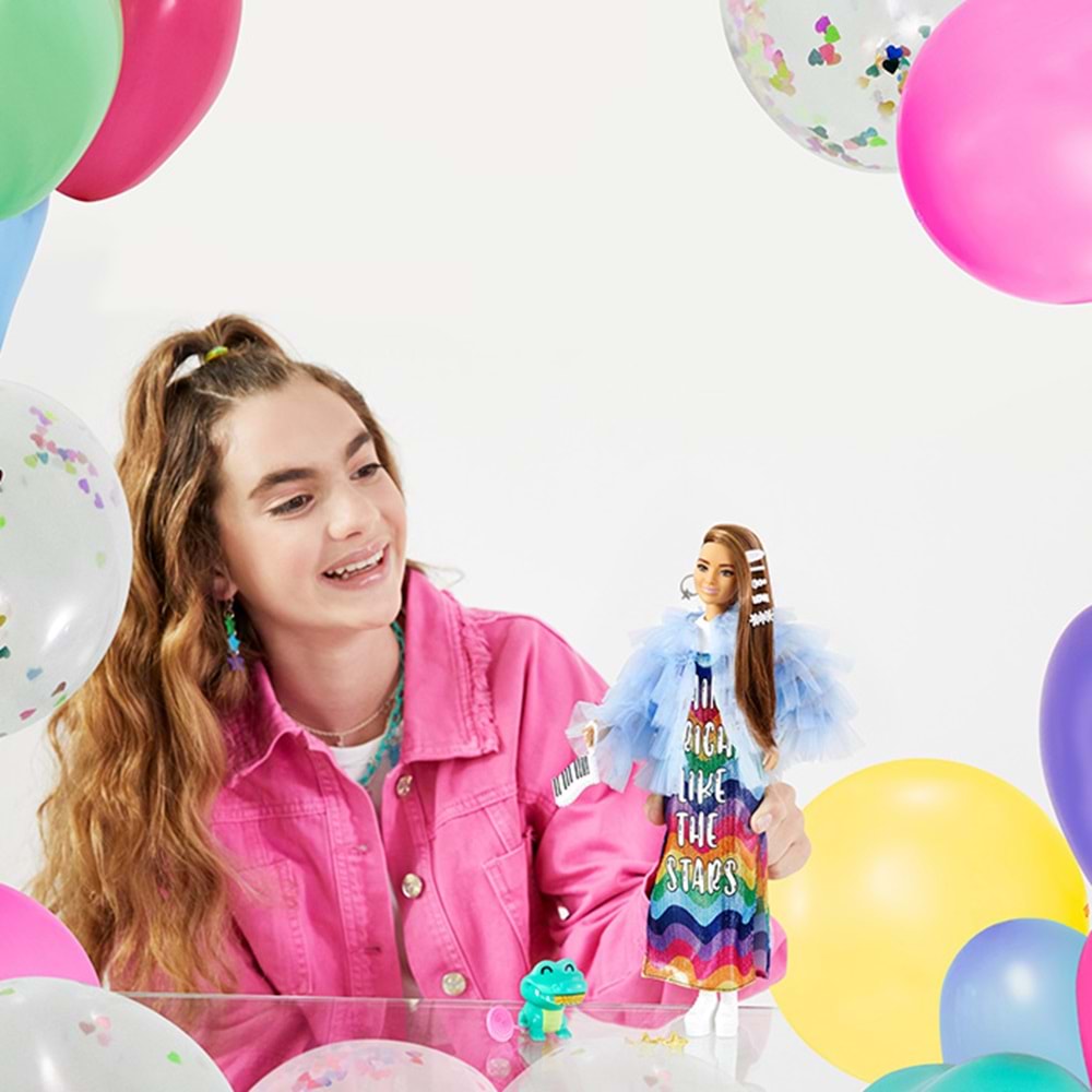 Barbie Extra - Renkli Ceketli Bebek GYJ78